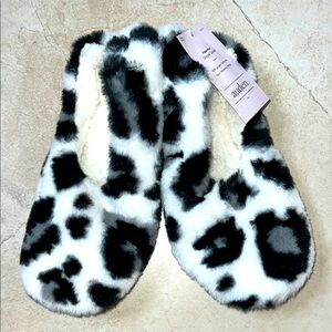 NWT Faux Fur Leopard Slipper Socks *SIZE M/L*
